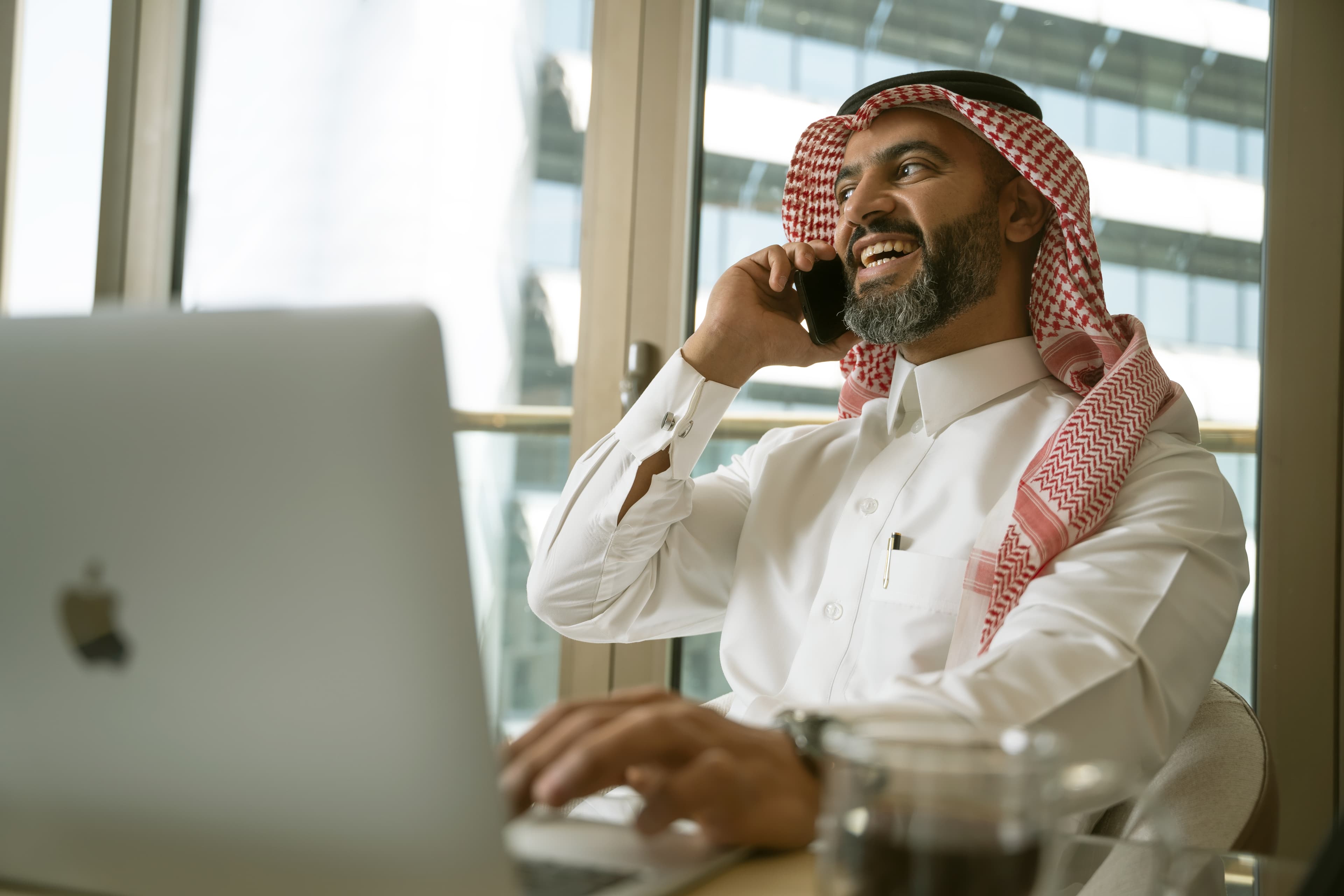 ممرضة فيتاليتي تقدم الرعاية لموظف في مكان العمل